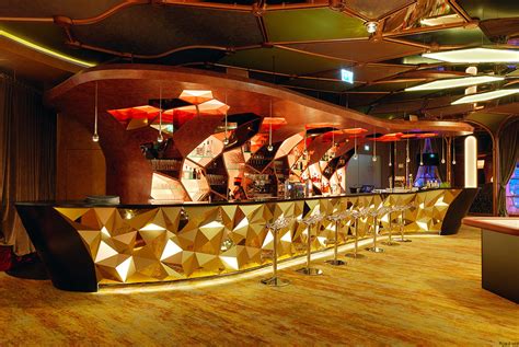 Casino Bar Design: Crafting Spaces That Keep Players and Guests Engaged